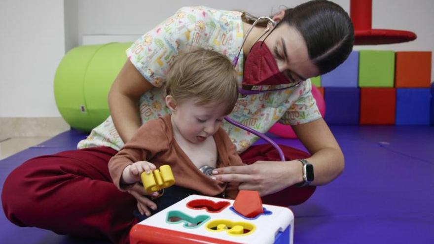 El pequeño Javier Lana, diagnosticado con Prader Willi, en una sesión de fisioterapia en Reactiva Lugones.