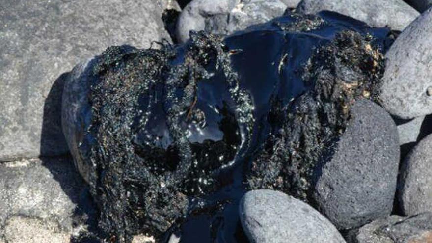 Retiran pequeñas manchas de alquitrán en la costa de El Confital