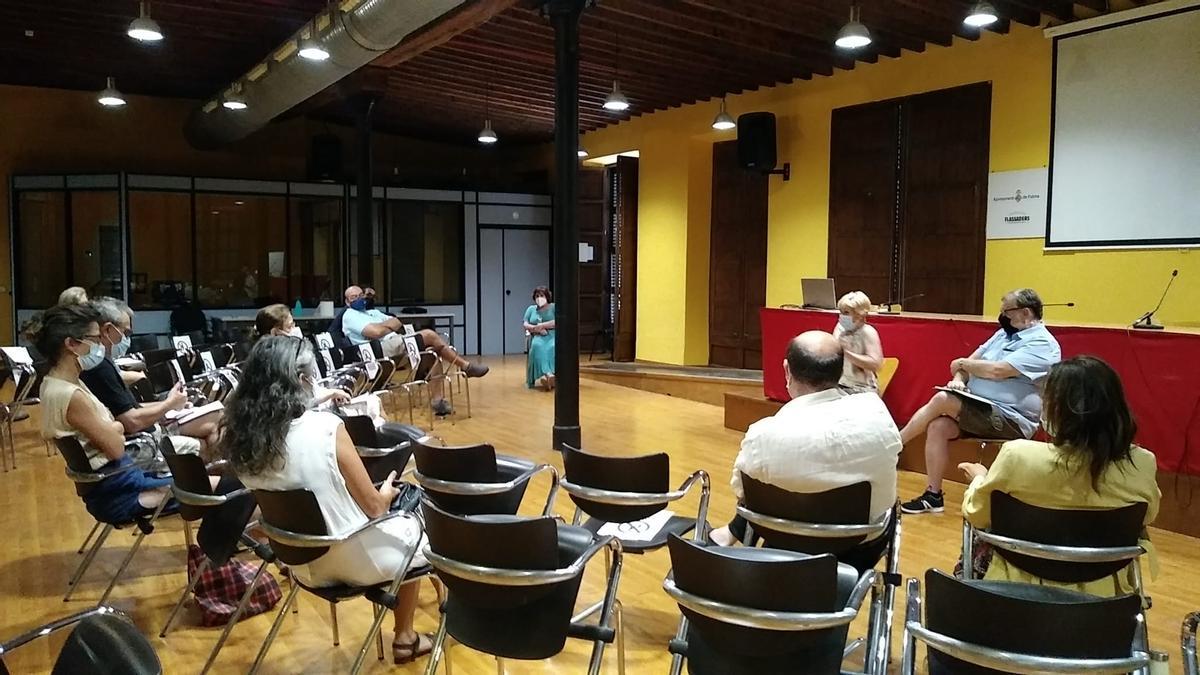 Representantes vecinales del centro de la ciudad se reunieron en el centre Flassaders con la Federació de Veïns.