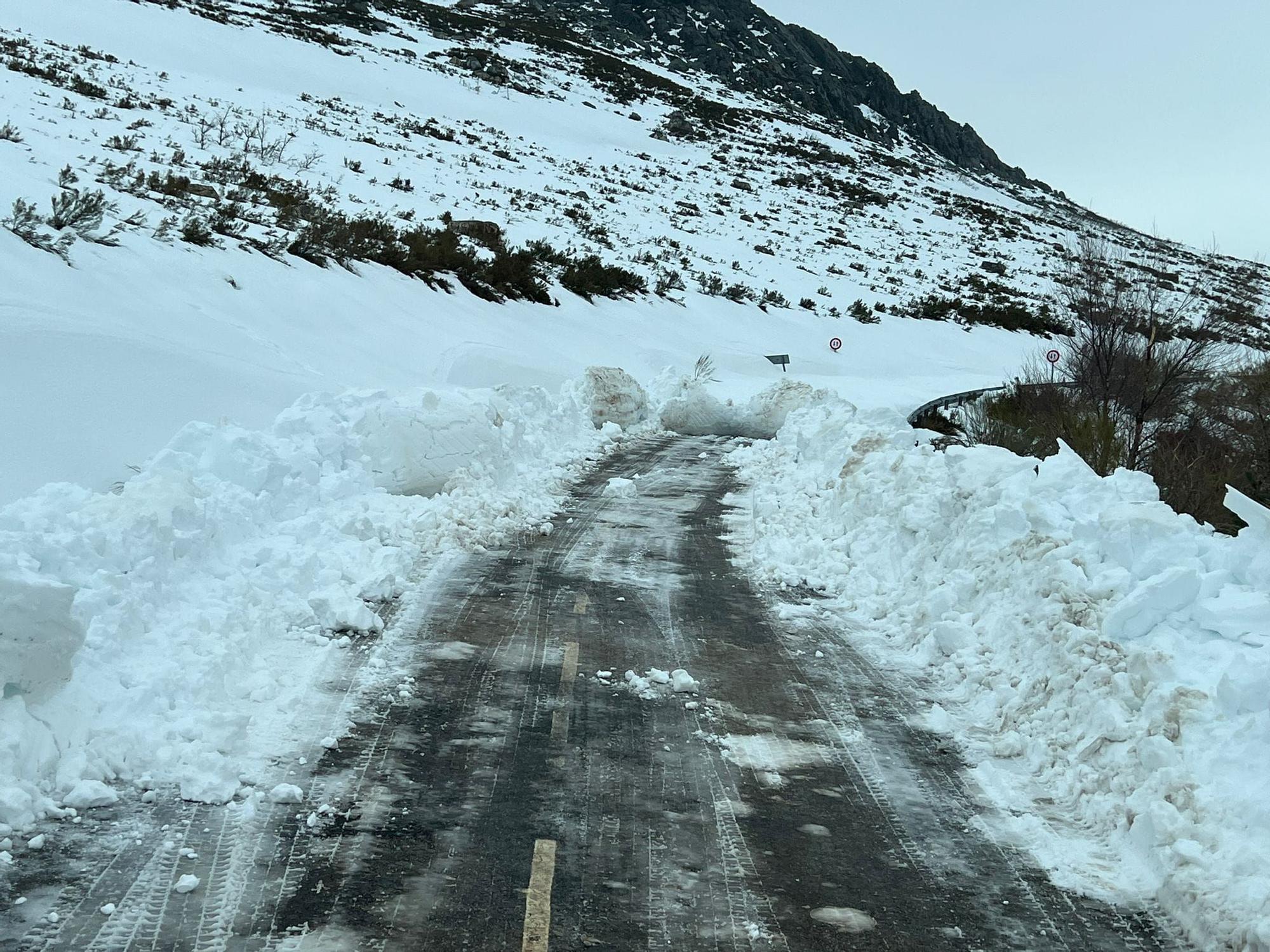 Nieve en la carretera de acceso al Alto de Vizcodillo