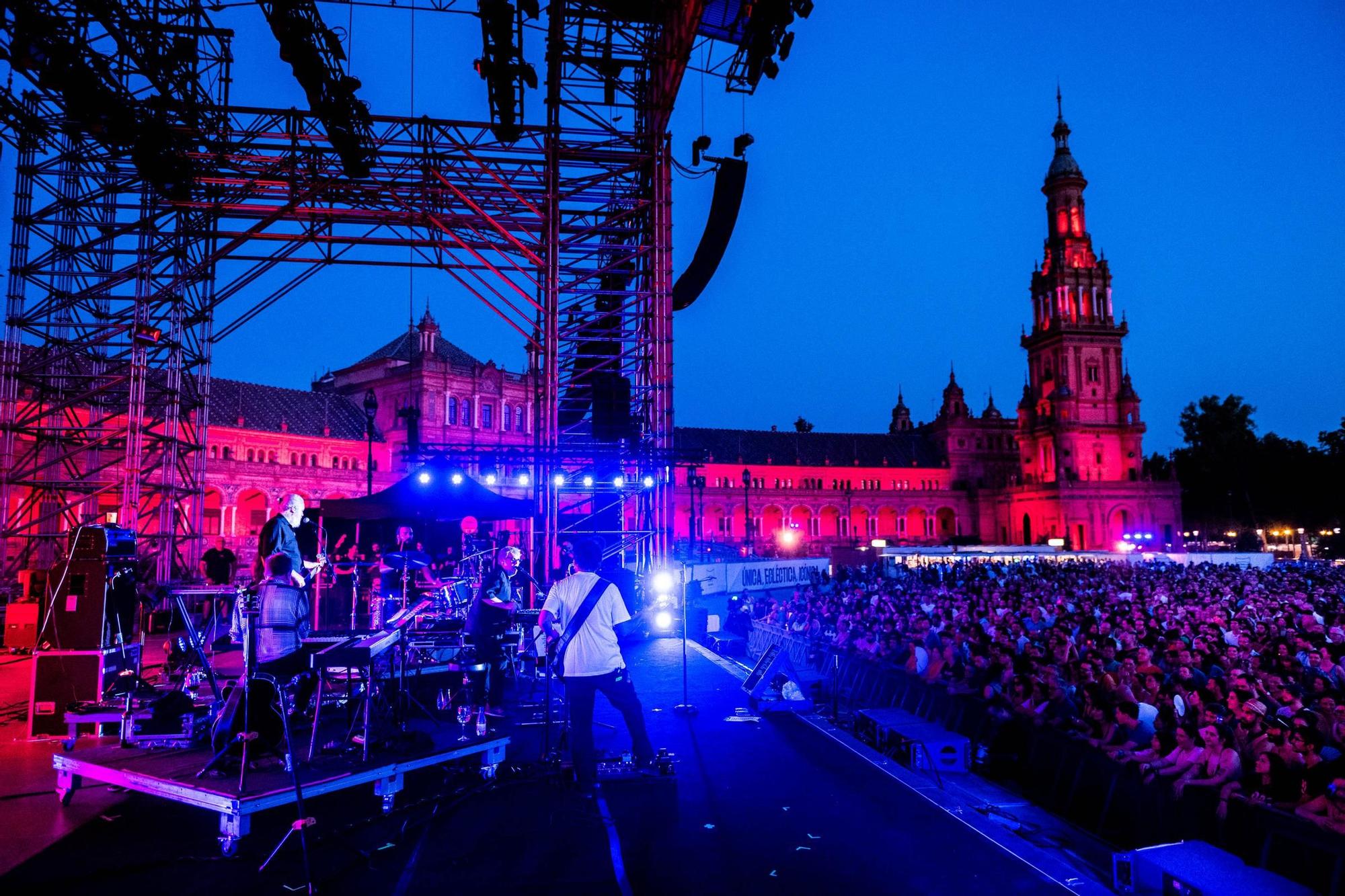 Fotogalería | Love of Lesbian e Iván Ferrerio en Icónica Santalucía Sevilla Fest
