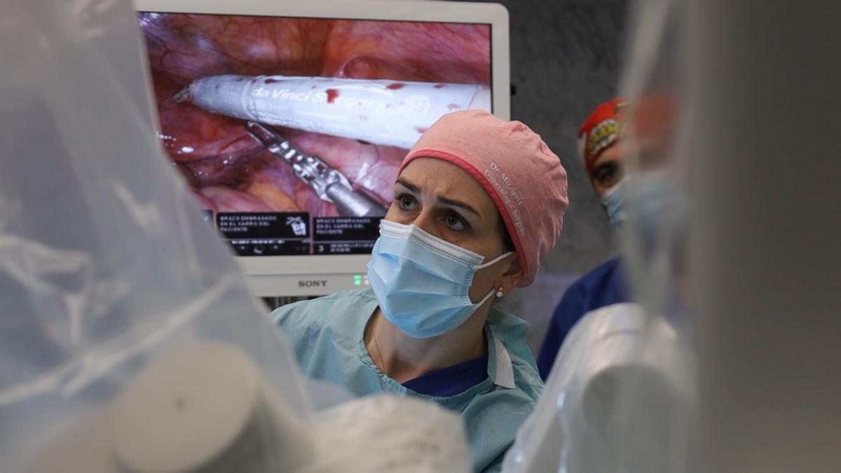 Un momento de la cirugía de transposición uterina llevada a cabo en el Hospital del Mar.