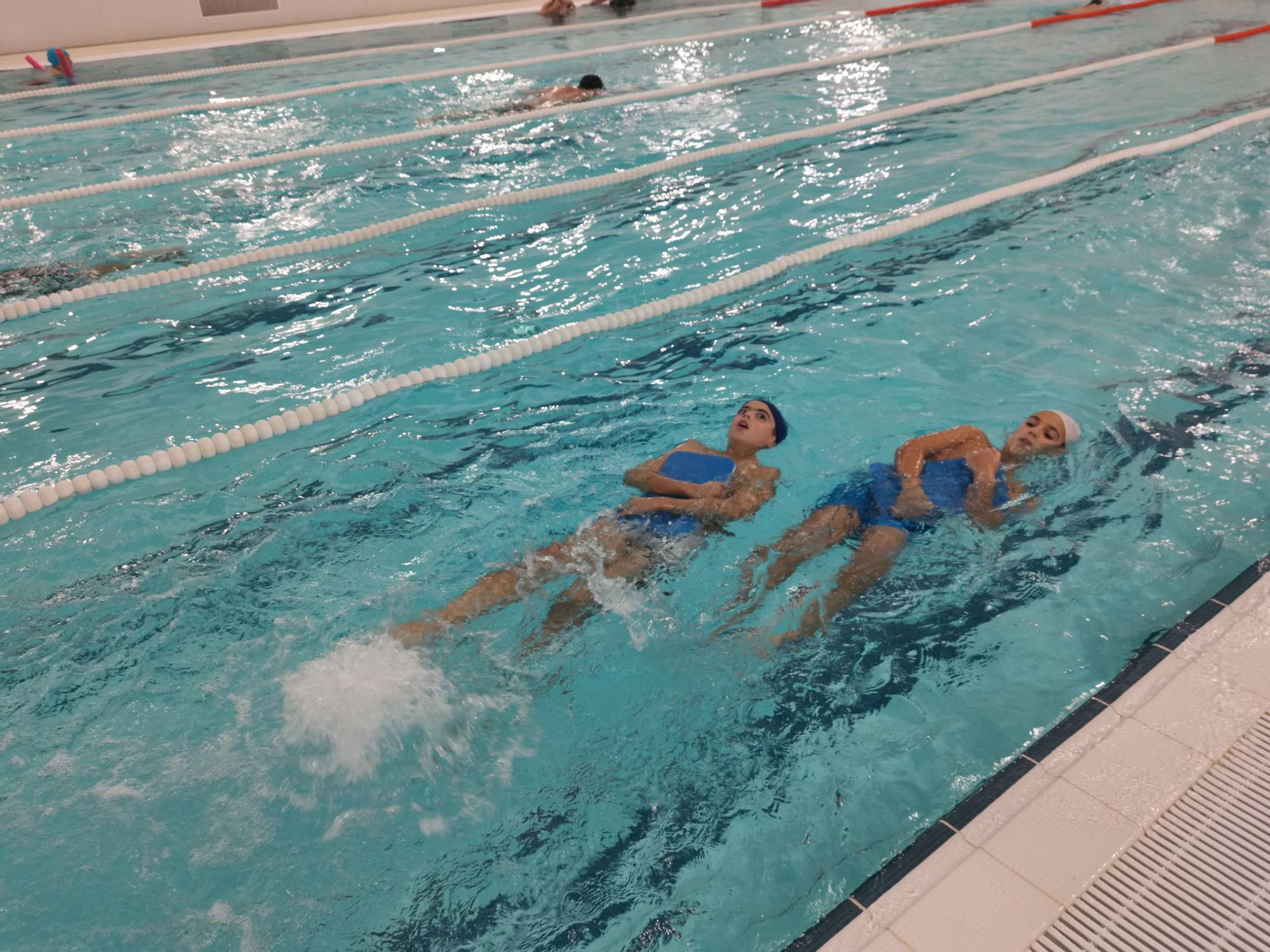 Inicio de los cursos de natación en la piscina de As Lagoas, en Bueu