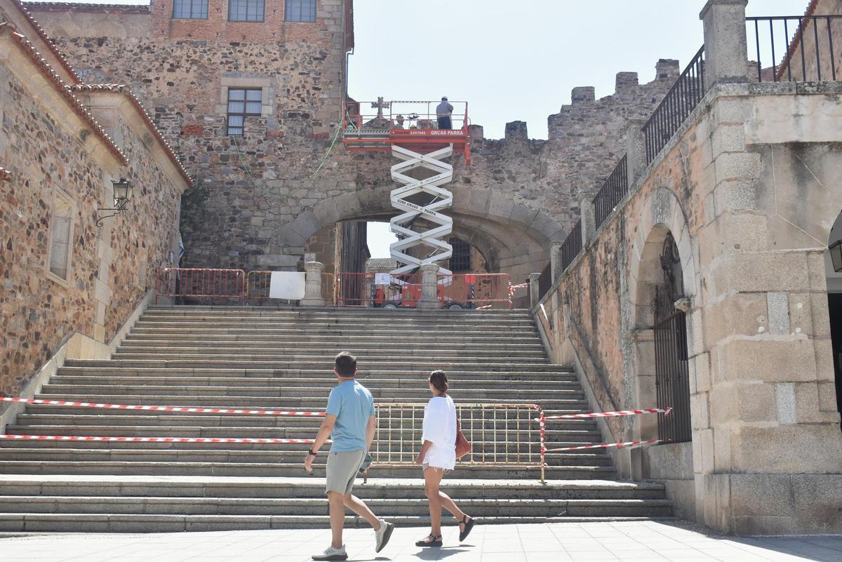 Galería | El Arco de la Estrella de Cáceres cierra por las mañanas Galería | El Arco de la Estrella de Cáceres cierra por las mañanas