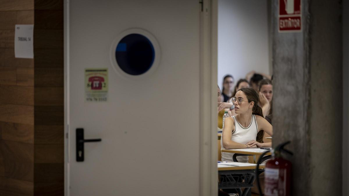 Una estudiante se examina en la Universidad de Zaragoza.