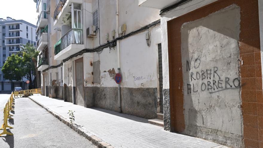 "Señor alcalde nos están robando": Ratas y saqueos en el bloque en ruinas desalojado de San Antón en Elche