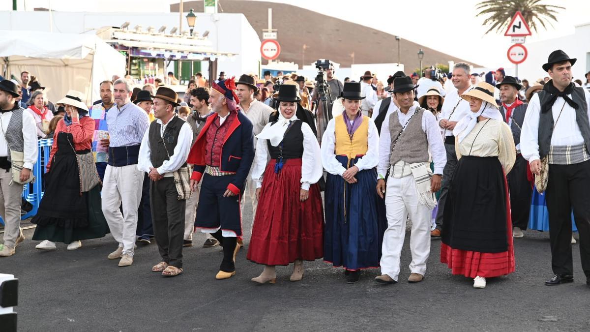 Ángel Víctor Torres en la ofrenda de Los Dolores en Mancha Blanca junto a María Dolores Corujo y otros cargos públicos.