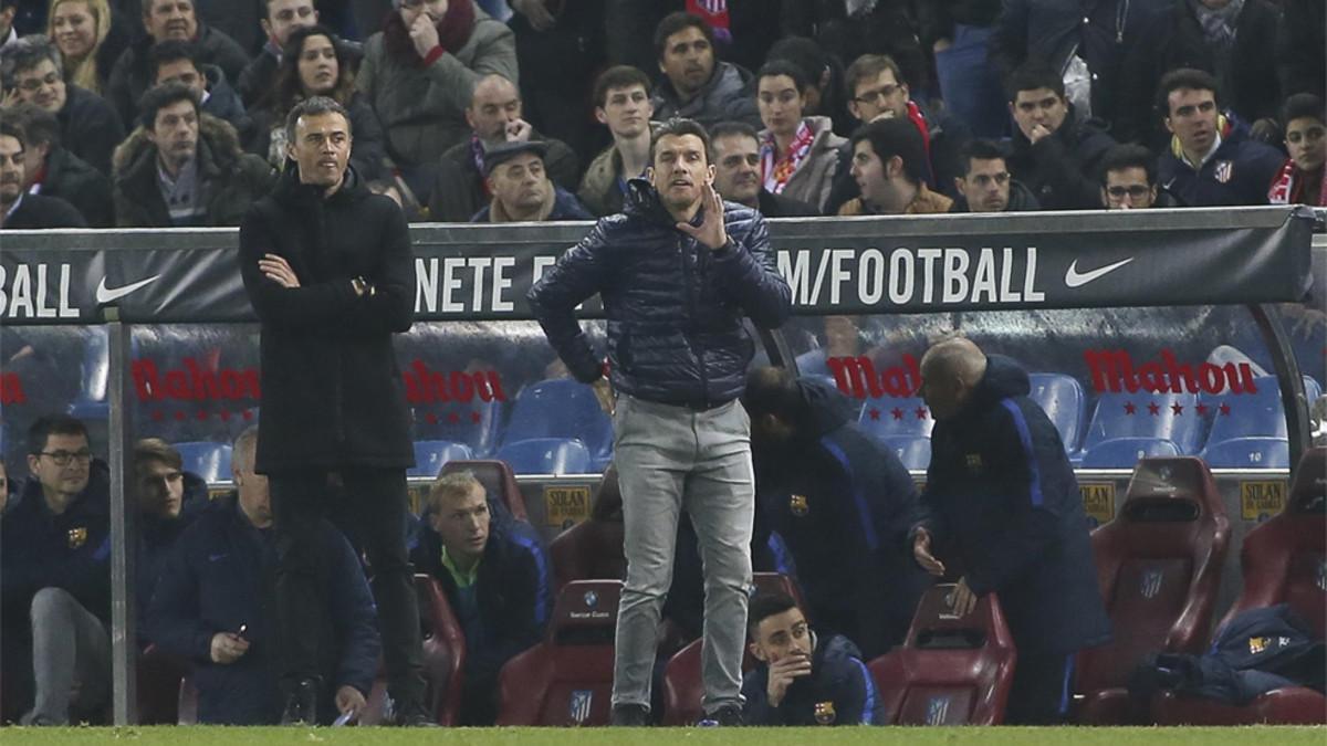 Luis Enrique, junto a su ayudante Juan Carlos Unzué, en el último Atlético - FC Barcelona de la Copa del Rey 2016/17