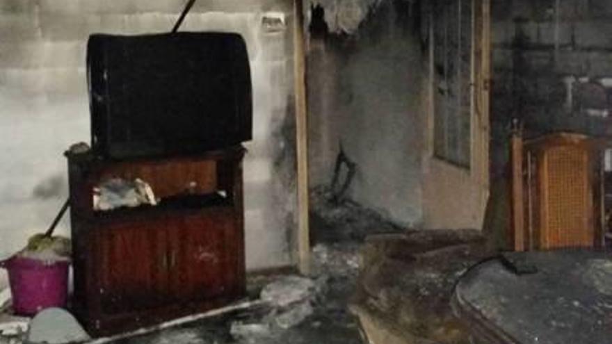 Siete intoxicados en el incendio de un piso en Tavernes Blanques