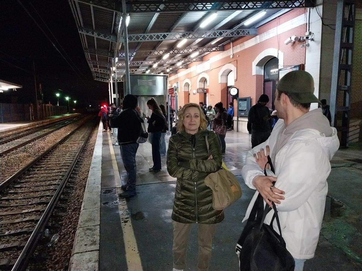 Olga espera l’arribada del tren de les 6:50 h en una estació d’Alzira plena de viatgers