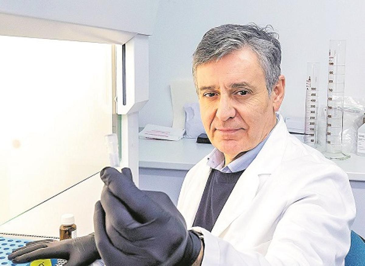 El CEO de Bioithas, Vicente Navarro, sujeta una muestra en el labotario de la firma.