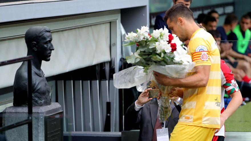 Ofrenda floral al busto de Pichichi en el primer partido del Girona en San Mamés.