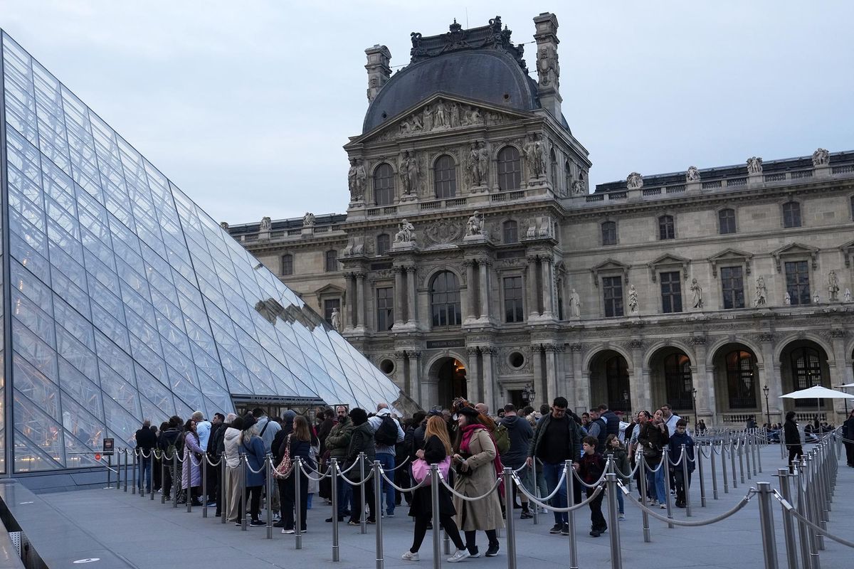 El Louvre de París reabre tras el histórico robo El Louvre de París reabre tras el histórico robo