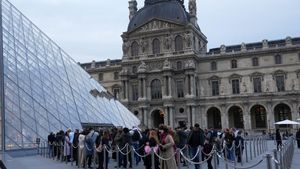 El Louvre de París reabre tras el histórico robo