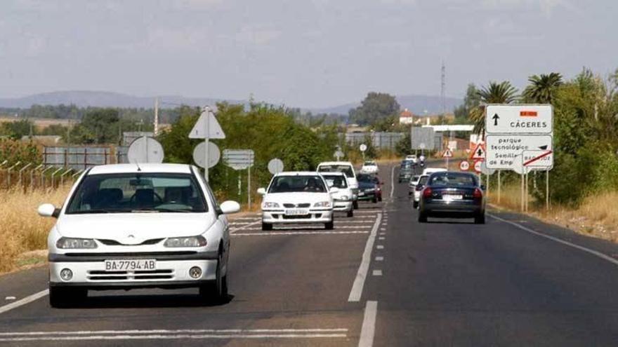 La carretera Cáceres-Badajoz se cede al Gobierno central para convertirla en autovía