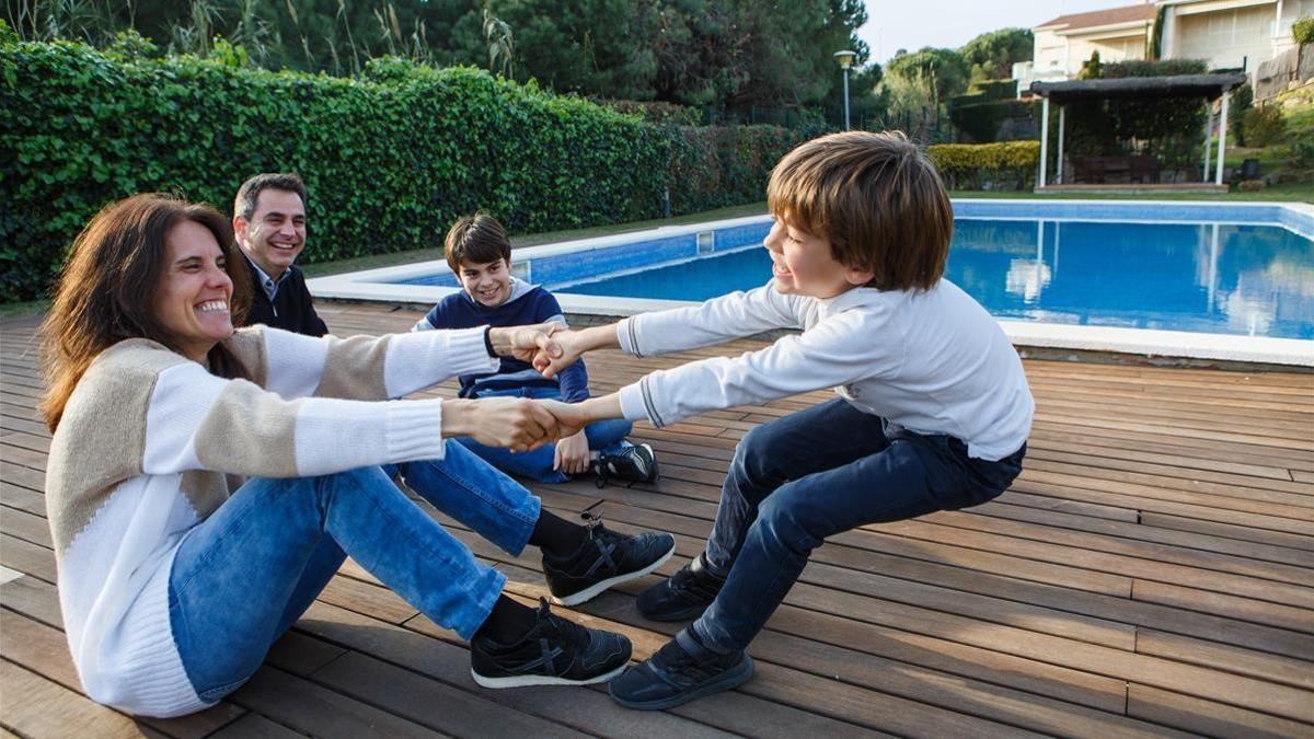 Luis y Laura con sus hijos Ignasi (el pequeño) y Luis, instalados hace unos meses en Sant Vicenç de Montalt.