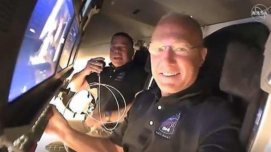 Los astronautas Behnken y Hurley en el Dragón Endeavour.