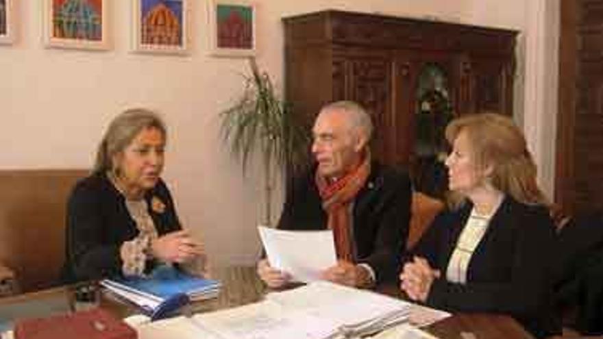 La alcaldesa con el presidente y la vicepresidenta la Junta pro Semana Santa en la reunión de ayer.