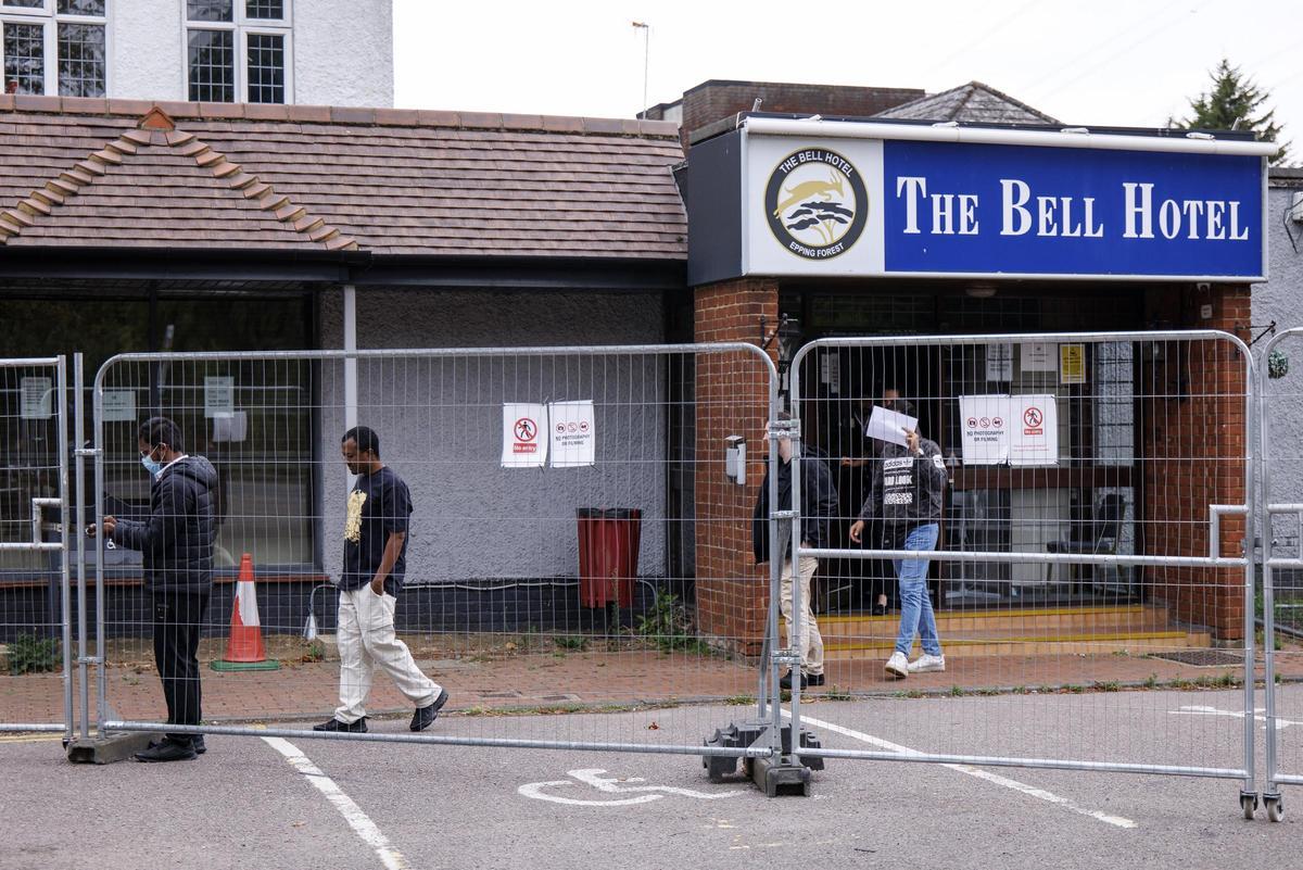 Trabajadores y solicitantes de asilo frente al Bell Hotel de Epping, este miércoles.