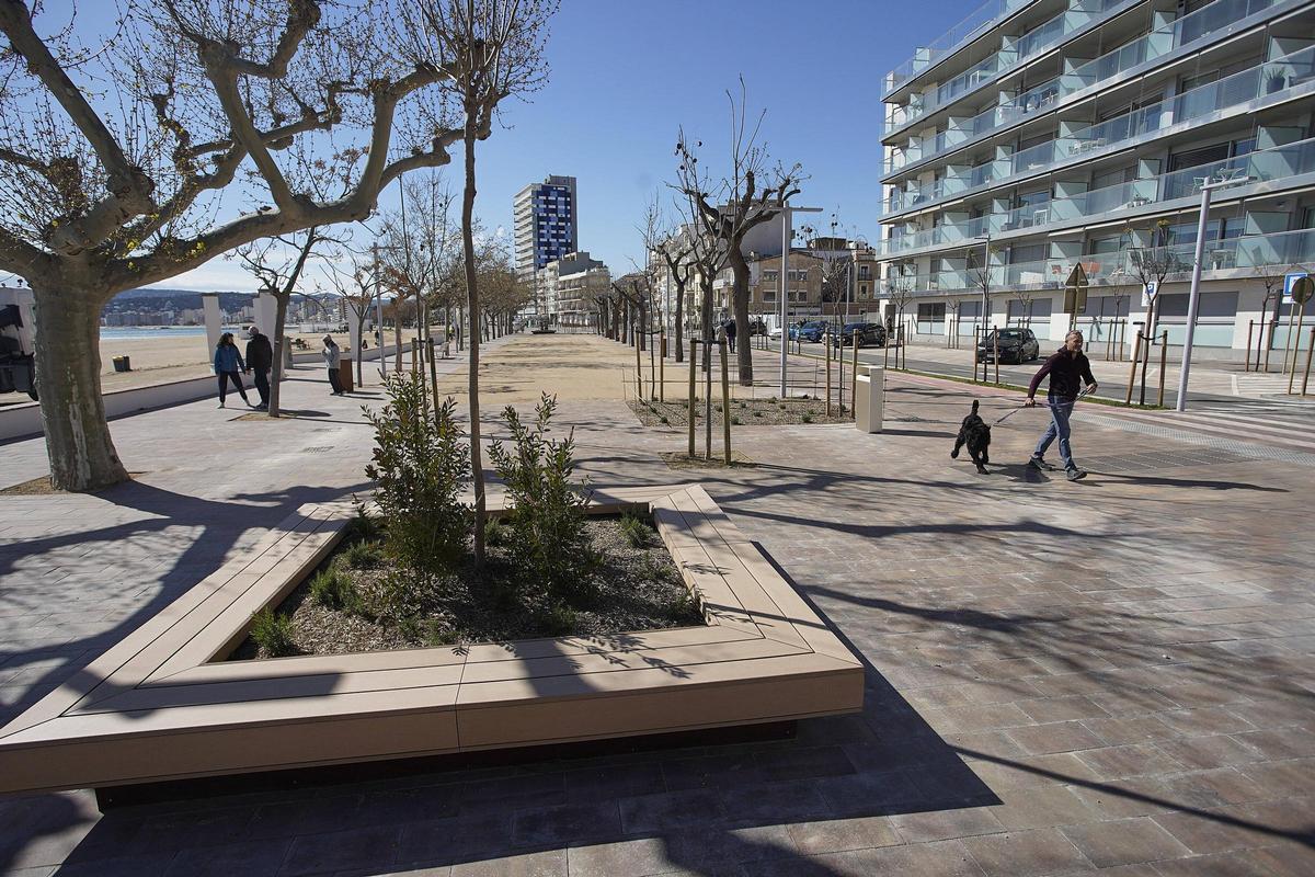 Palamós estrena el nou passeig del Mar: setze mesos d’obres i una inversió de 6,6 milions Palamós estrena el nou passeig del Mar: setze mesos d’obres i una inversió de 6,6 milions