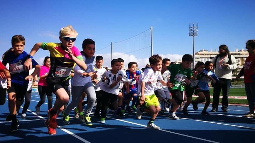 Una de las carreras infantiles celebradas en el Estadio de Atletismo en la edición de 2019 de &#039;Corre por una causa&#039;, de la ONG Entreculturas.