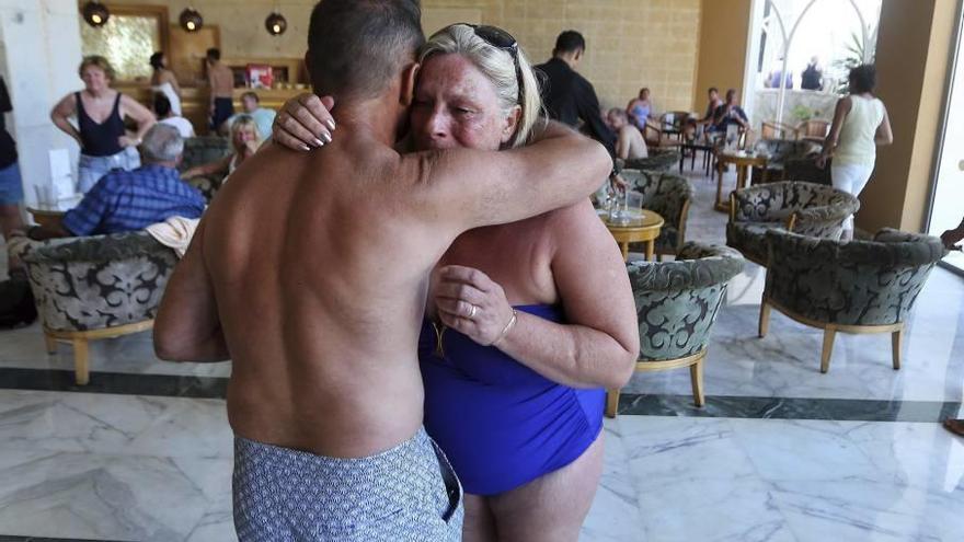 Dos turistas se consuelan en el hotel de la cadena Riu tras los atentados.