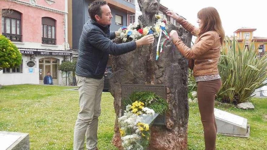 Modino y Llamedo, ante el busto de Dionisio de la Huerta.