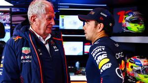 Helmut Marko, con Checo Pérez en el box de Red Bull