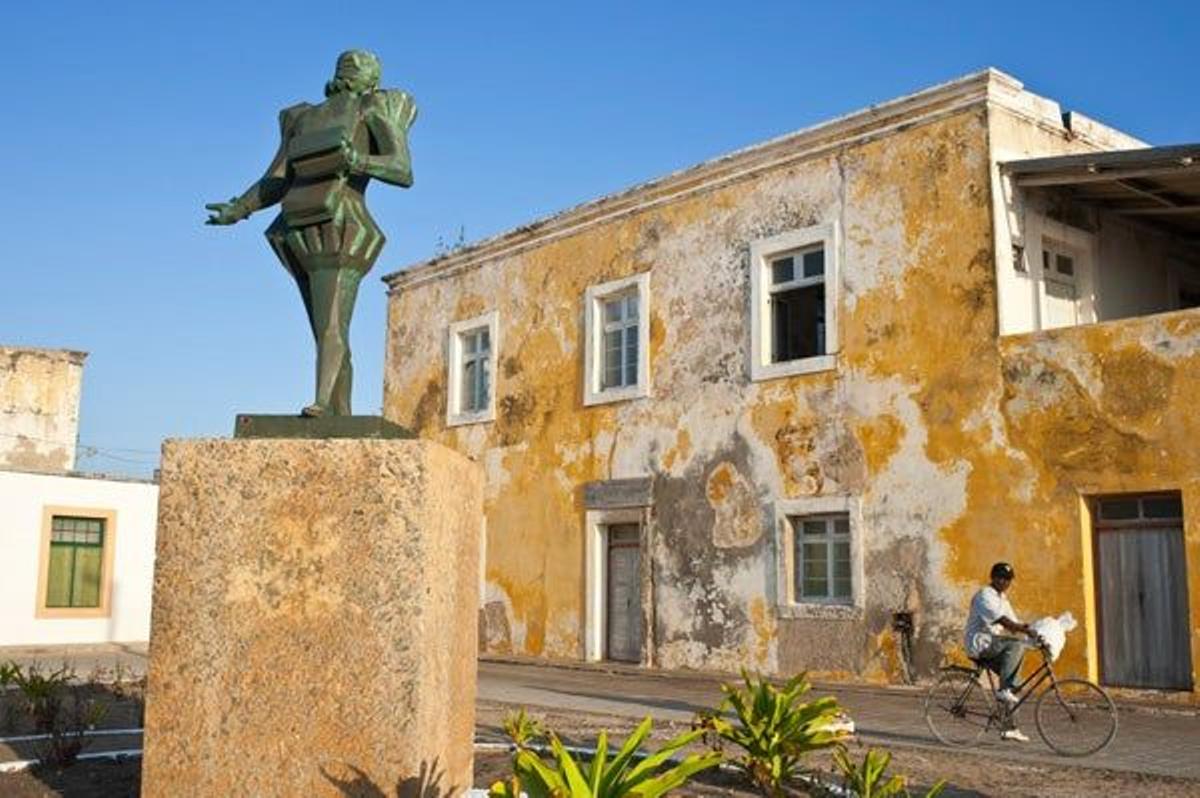 Estatua del poeta portugués Luis de Camoes.