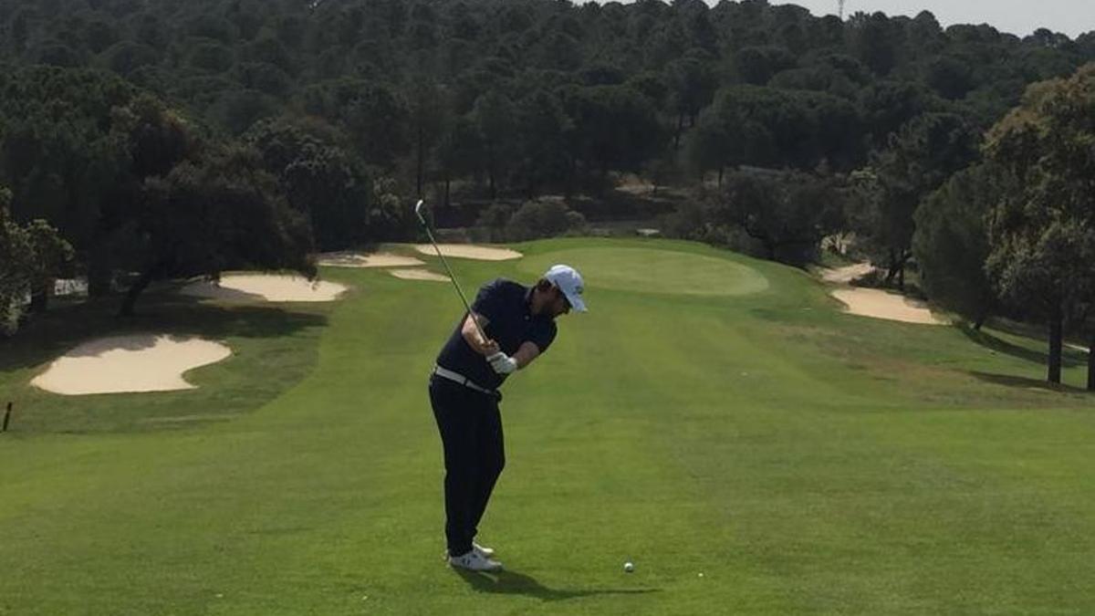 José Ignacio Marín golpea una bola en el hoyo 10 del torneo de golf cordobés.