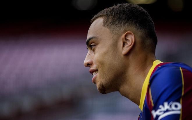 Sesión fotográfica de Sergiño Dest con la camiseta del FC Barcelona en el Camp Nou.