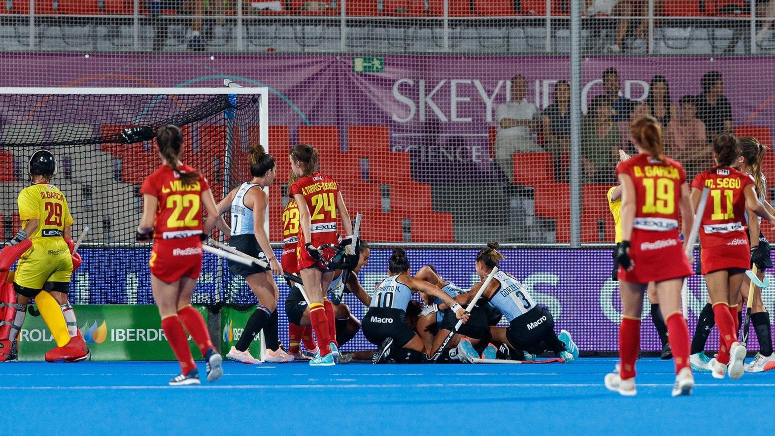 Las argentinas celebran un tanto en el partido ante España de este domingo.