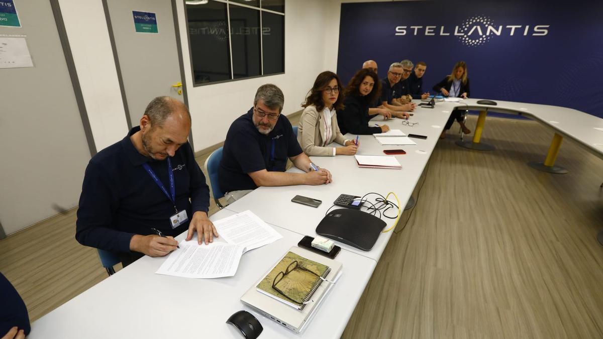Firma del acuerdo colectivo de la planta de Stellantis Zaragoza, que rige las condiciones laborales de unos 5.200 trabajadores