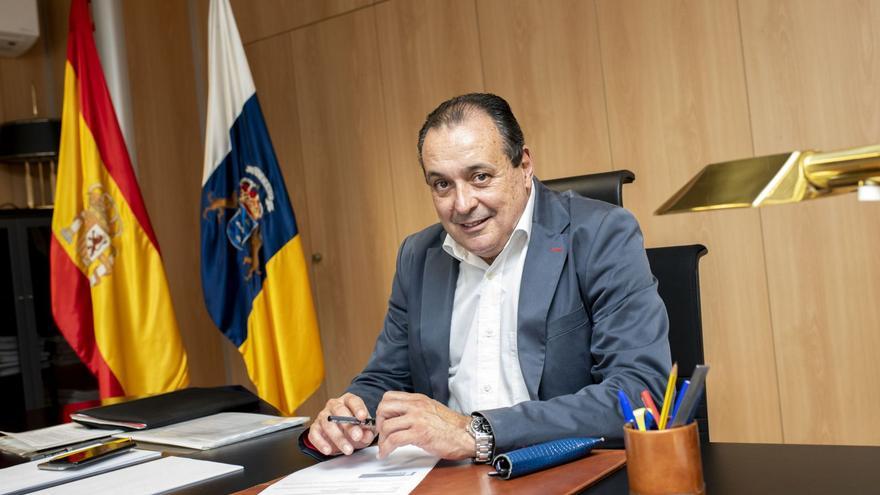 El consejero de Sanidad del Gobierno de Canarias, Blas Trujillo, en una imagen tomada en su despacho. | | LP/DLP