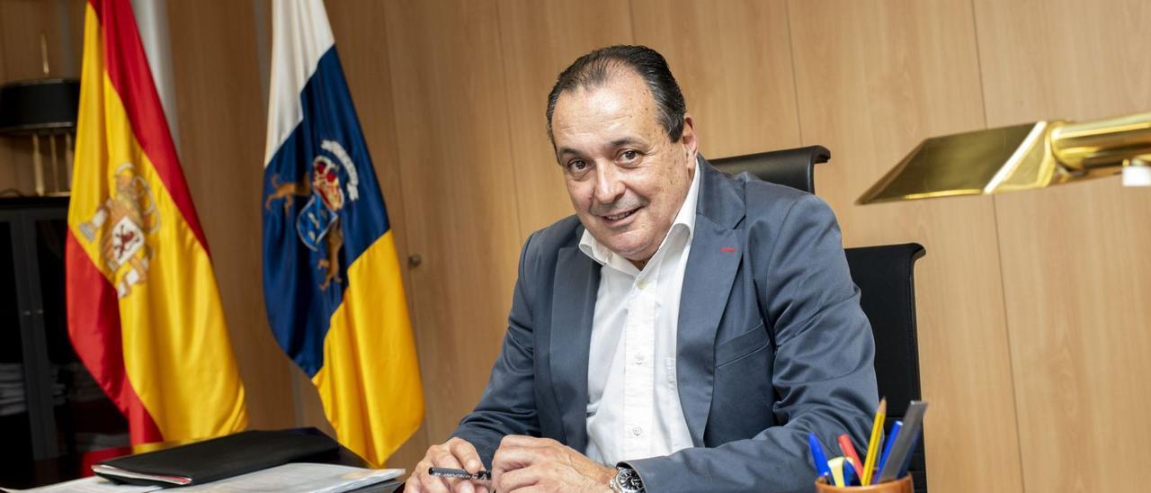 El consejero de Sanidad del Gobierno de Canarias, Blas Trujillo, en una imagen tomada en su despacho. | | LP/DLP