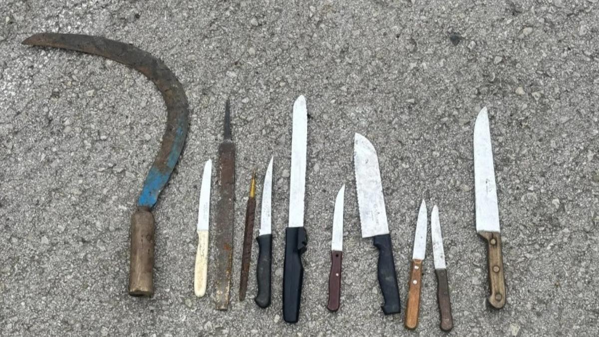 Els ganivets que va requisar la Policia de Llançà.