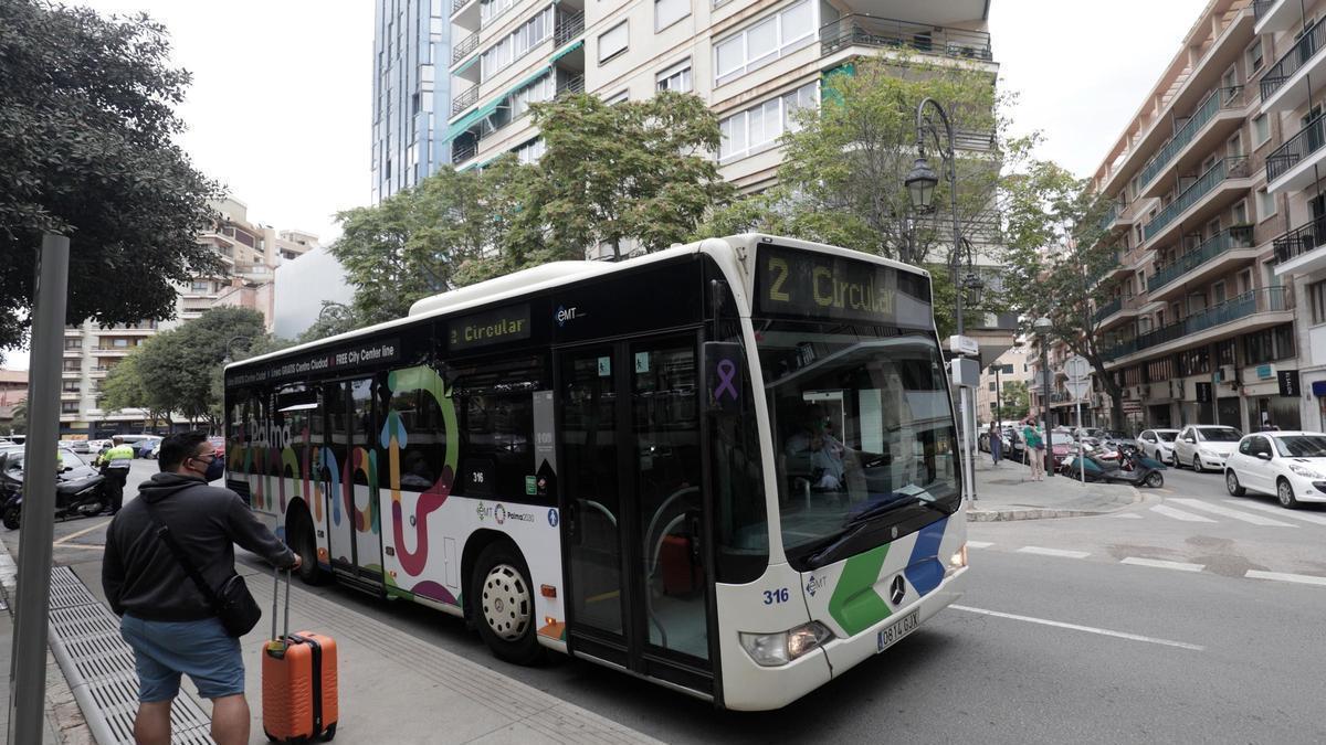 Agentes de la Policía Local vigilarán dentro de los autobuses.