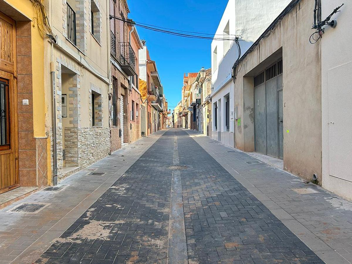 Una de las calles ocn plataforma única en el barrio del Pla.