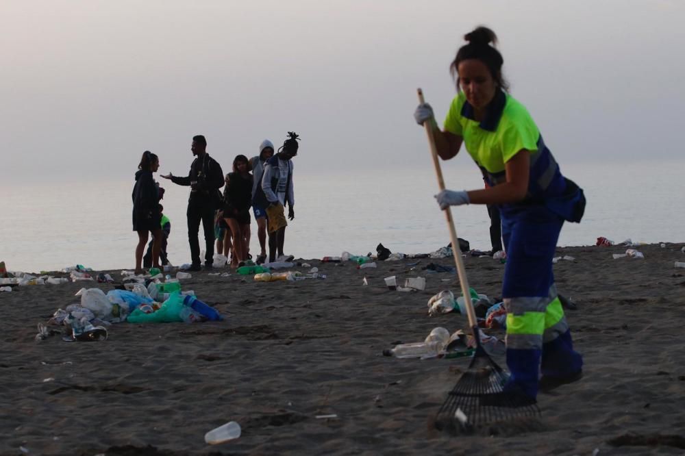 Así quedaron las playas tras la Noche de San Juan.