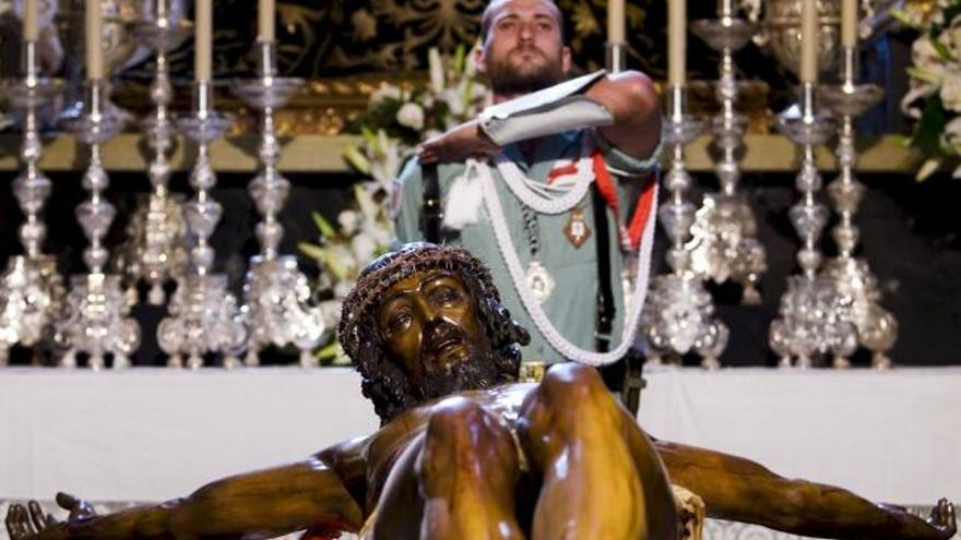 Un caballero legionario participa en la guardia de honor al Santísimo Cristo de la Buena Muerte de Málaga, protector de la legión, y en cuyo desfile procesional le acompañan el Jueves Santo.