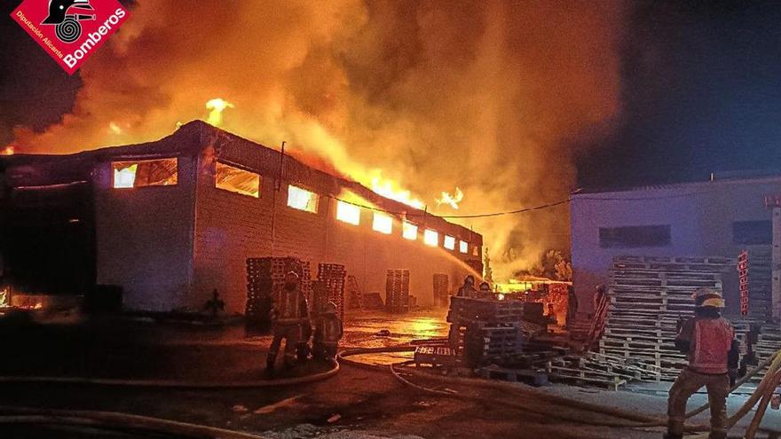 Los bomberos sofocan un incendio de una fábrica de palets en Elche