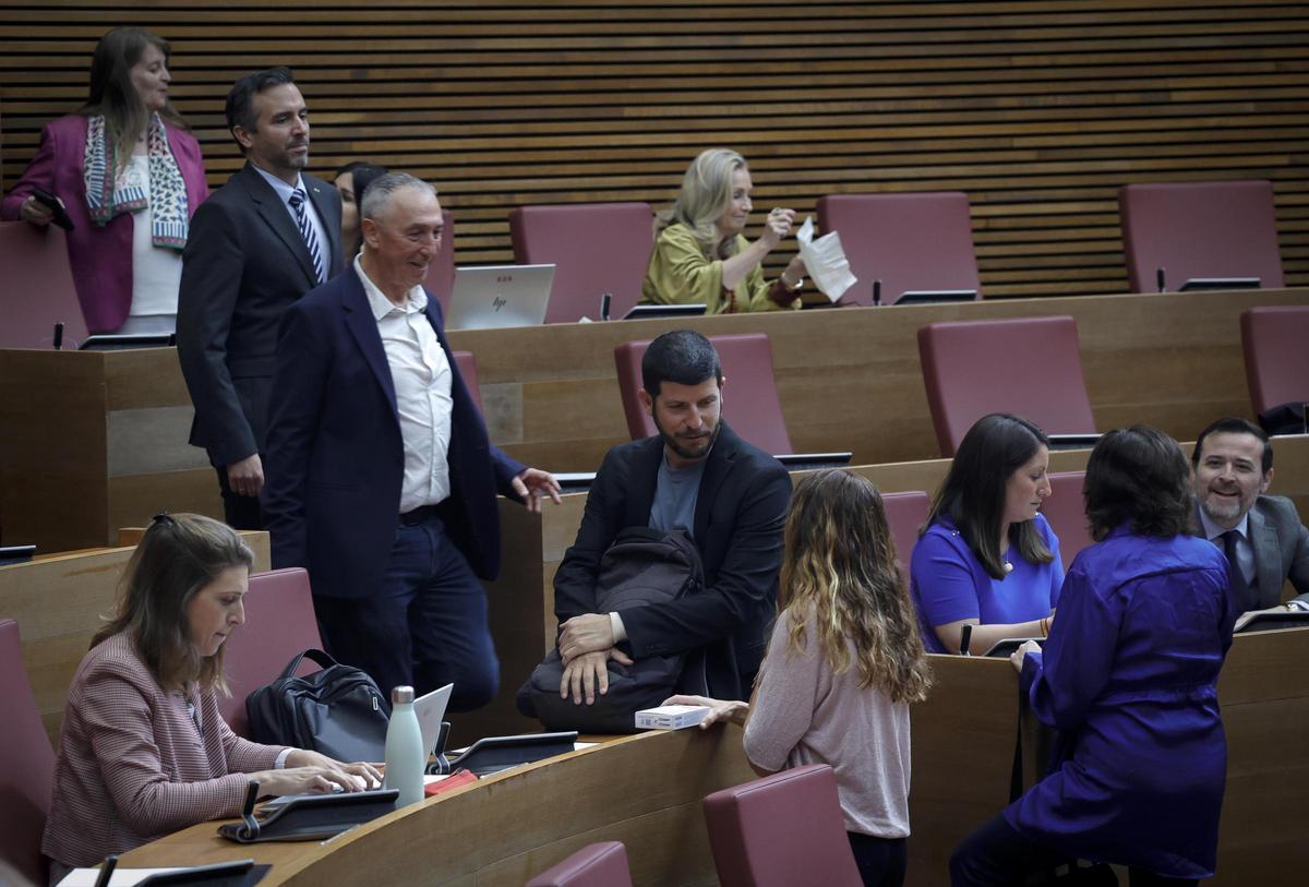 Varios diputados de Compromís, incluido su síndic, Joan Baldoví, hablan antes de empezar el pleno, este miércoles.
