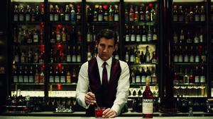 Clive Owen, en el papel de Floy, el famoso bartender de los 80.