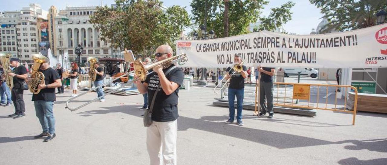 Protesta de la formación ante el consistorio. | LEVANTE-EMV