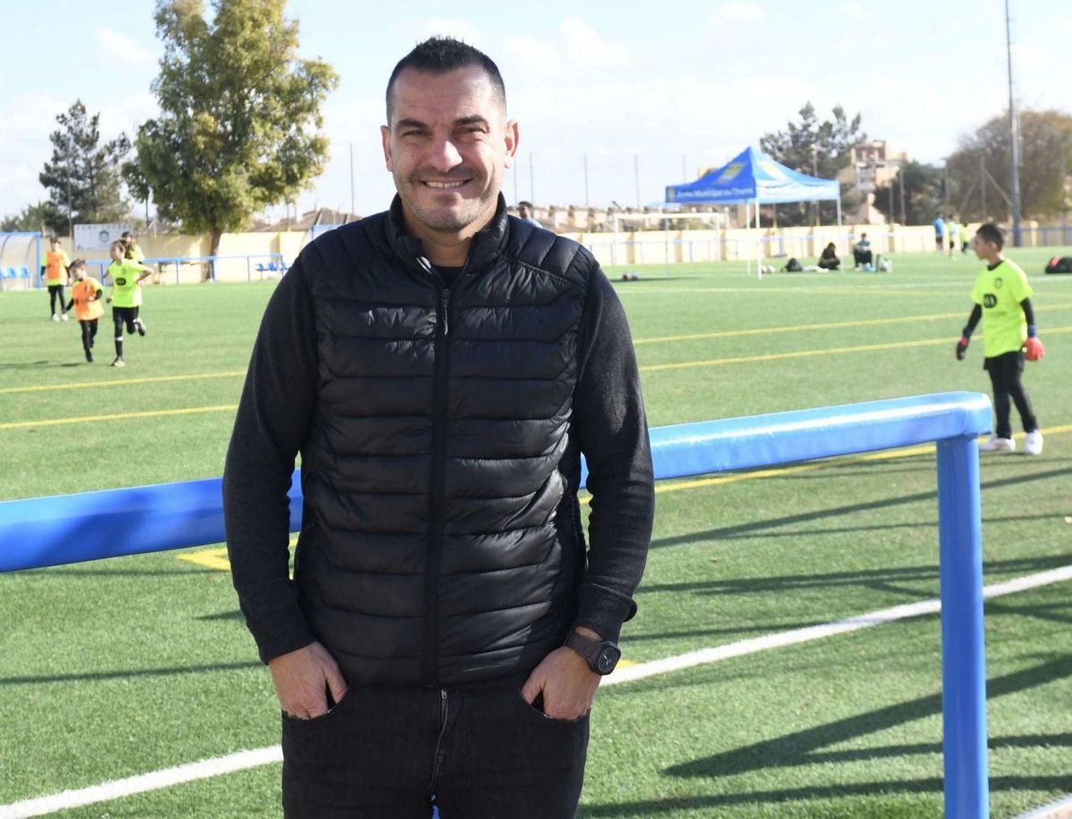 Adrián Hernández, en el campo de Churra que a partir del sábado llevará su nombre. | ISRAEL SÁNCHEZ