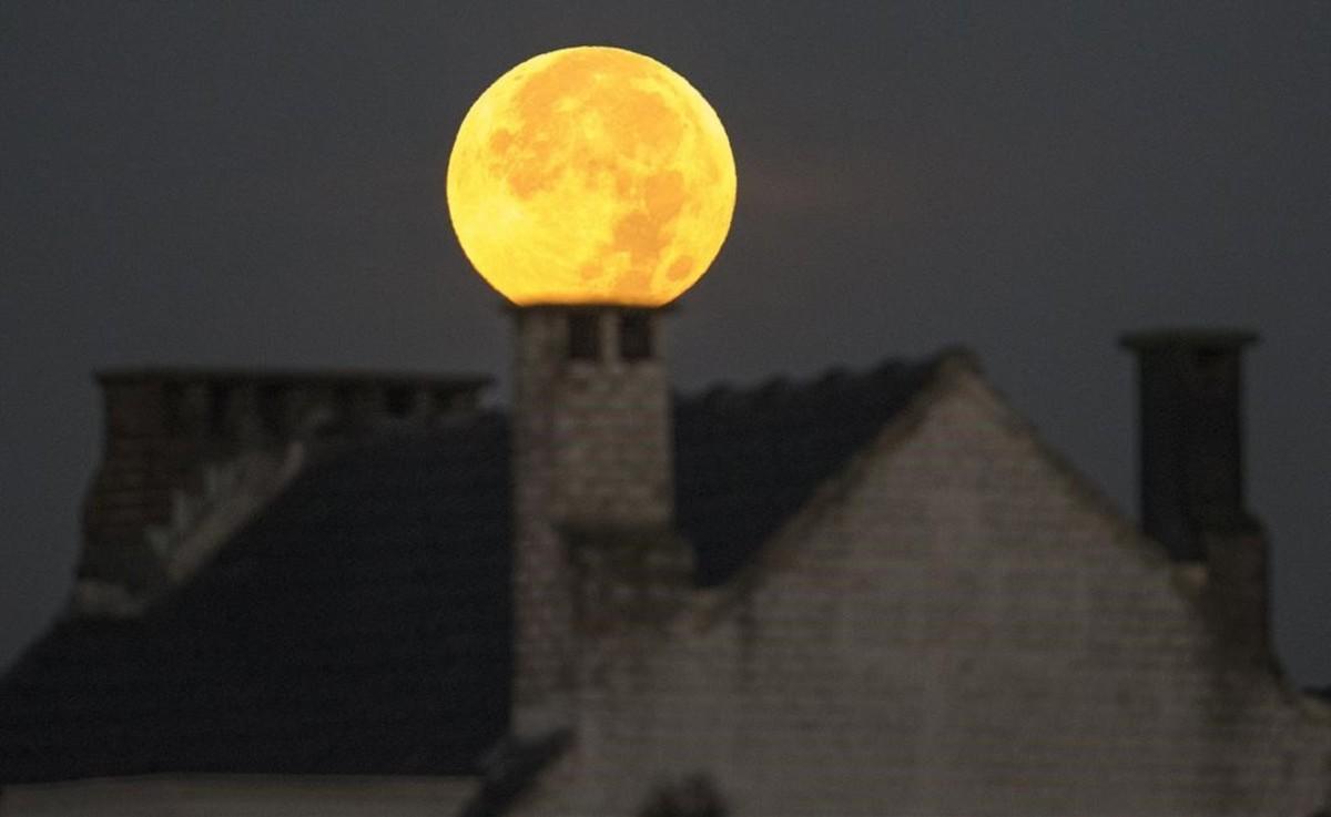 La luna llena sobre la chimenea de una casa en Bruselas.