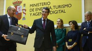 El ministro de Energía, Turismo y Agenda Digital, Álvaro Nadal, recibe la cartera ministerial de manos del titular de Economía, Luis de Guindos.