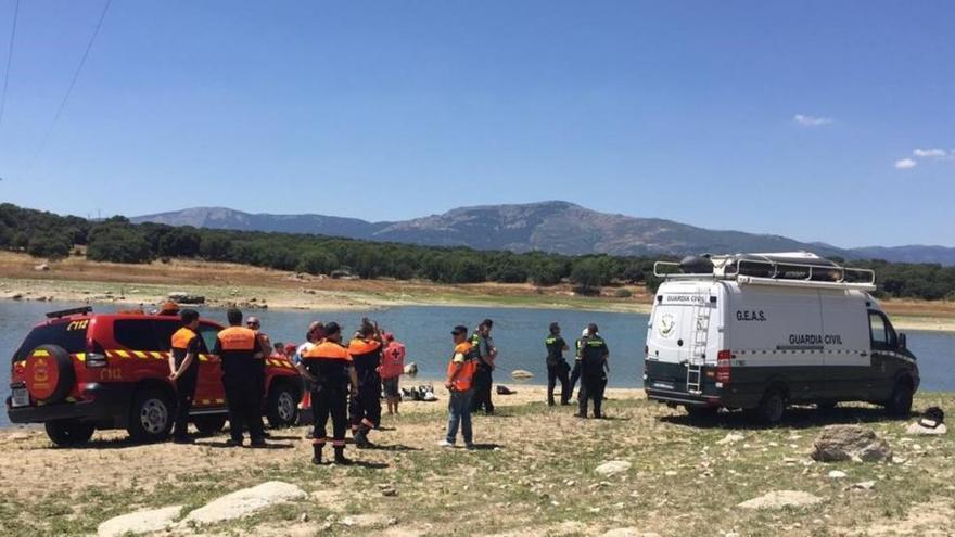 Dos muertos al estrellarse un helicóptero en un pantano de Madrid