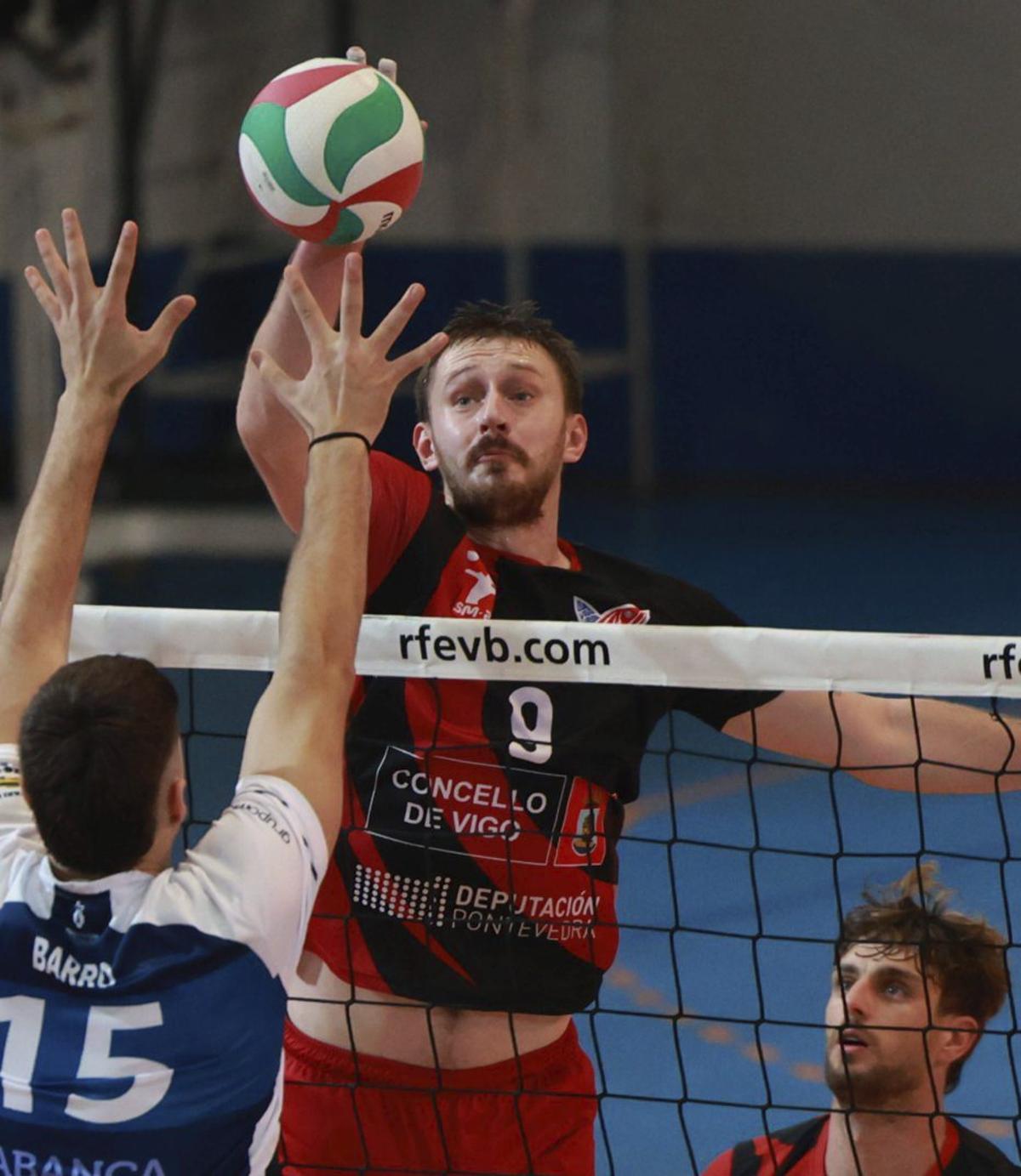 Un rematador del Club Vigo, en un partido anterior. | JOSE LORES