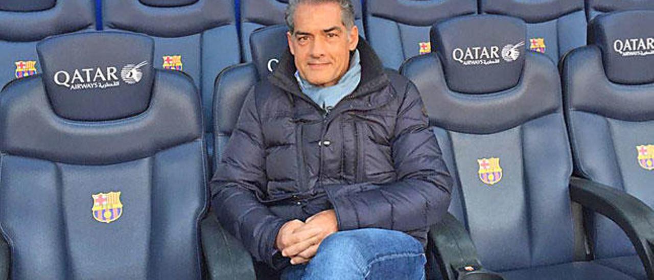 Philip Kerr, en el banquillo del Barça en el Camp Nou.